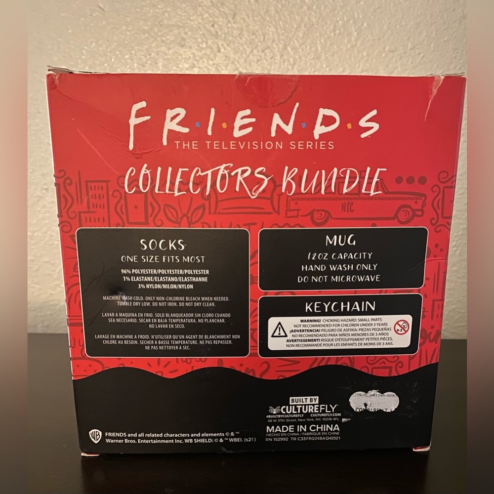 FRIENDS Collectors Bundle | Central Perk Mug + Lobster Socks + Keychain | NWT - Picture 6 of 6